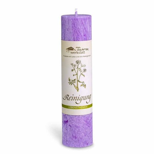 Heilkräuterkerze Reinigung der Allgäu Kräuterwerkstatt: violette Stumpenkerze mit Etikett vor weißem Hintergrund
