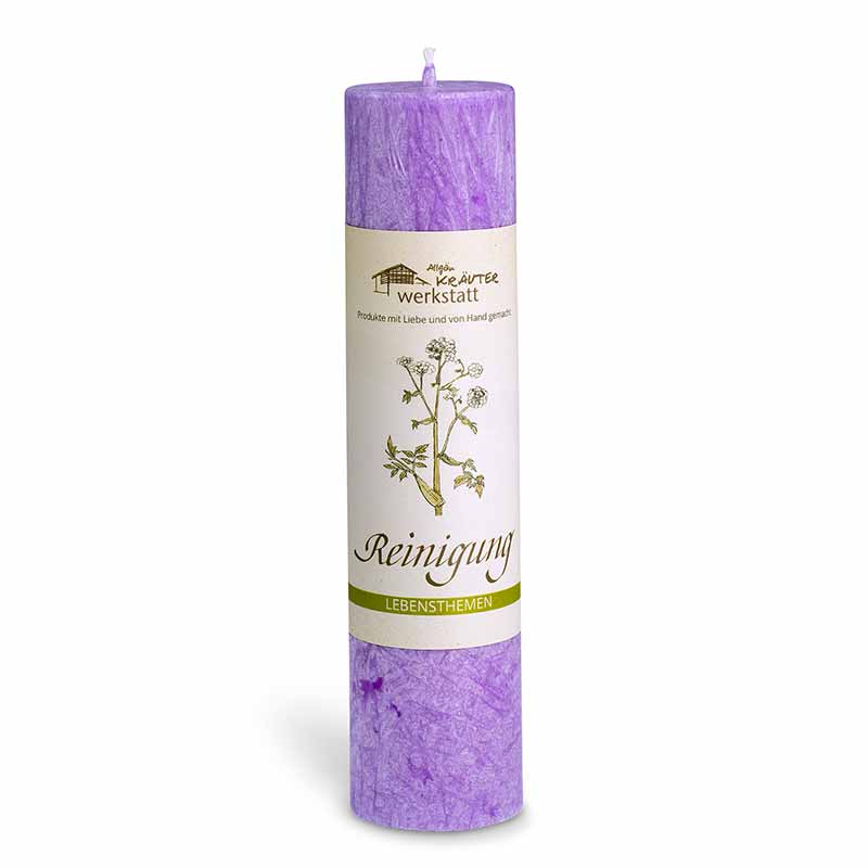 Heilkräuterkerze Reinigung der Allgäu Kräuterwerkstatt: violette Stumpenkerze mit Etikett vor weißem Hintergrund